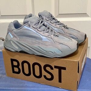 Yeezy 700 v2 “Hospital Blue” size 13
